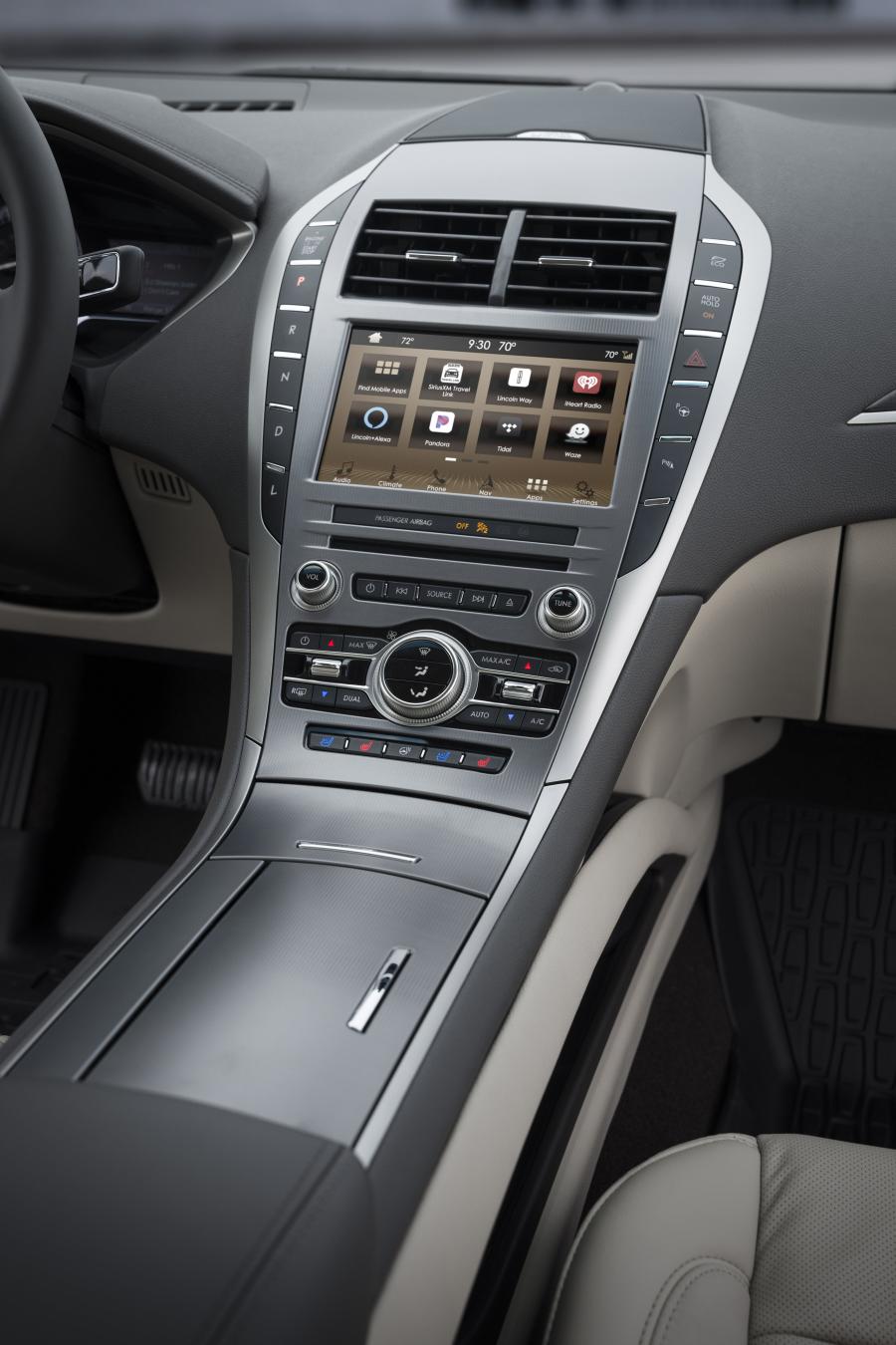 Детали интерьера Lincoln MKZ Monochromatic Package 2019 года  (фото 4 из 5)